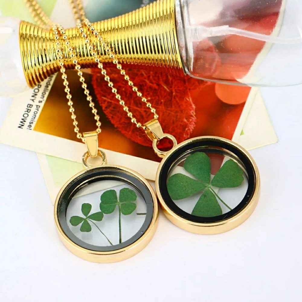 Glass Dried Flower Clover Shaped Choker Pendant